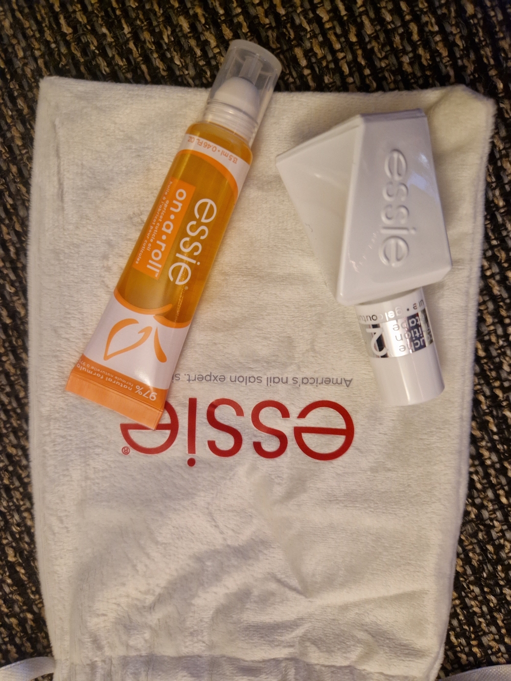 Essie On-a-Roll Cuticle Treatment & Top Coat - Picture 3 of 3